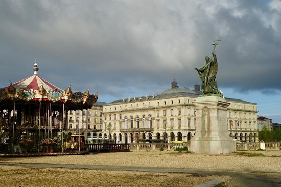 L'Hôtel de ville avec à côté le Théâtre national @C.Gary