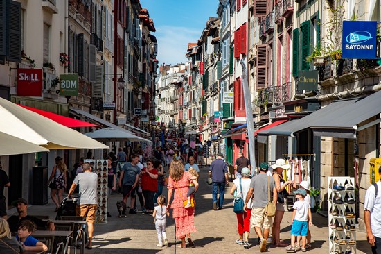 Affluence dans le quartier piétonier des rues commerçantes - OT Bayonne © Mathieu Prat