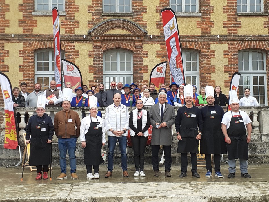 Les 6 concurents catégorie amateurs avec Pierre Caillet, Meilleur Ouvrier de France et Hervé Morin.@ C.Gary