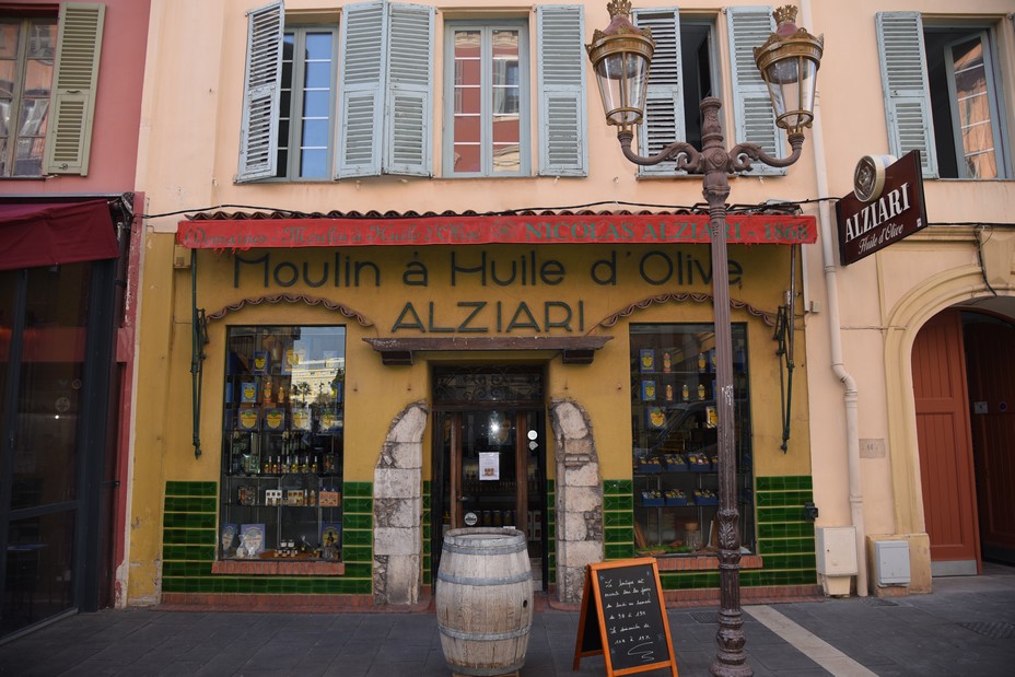 A l’origine de l’AOP huile d’olive de Nice, cette variété « cailletier » fait la fierté de la maison Alziari qui, rue Saint-François-de-Paule @ R.Bayon