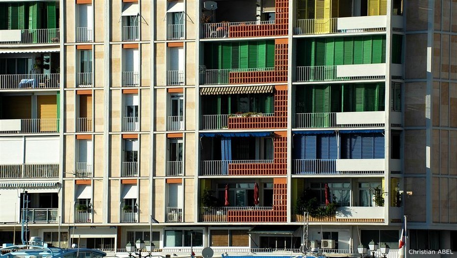Telle une toile, les couleurs vives (bleu, orange, jaune et vert) égaient la façade de béton des immeubles de la Frontale à Toulon ( © Christian Abel)