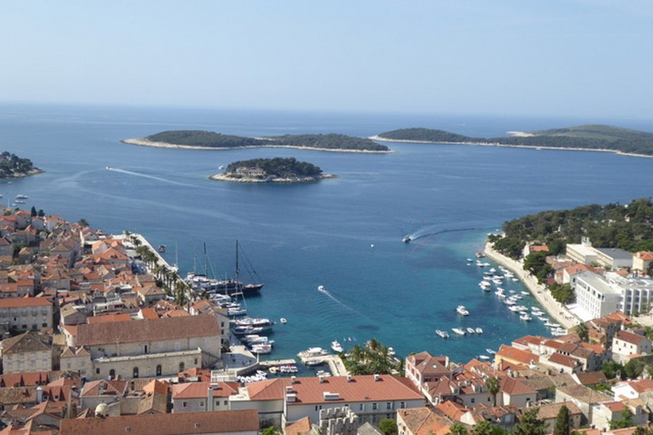Le port de Hvar vu de la forteresse @C.Gary Le port de Hvar vu de la forteresse @C.Gary
