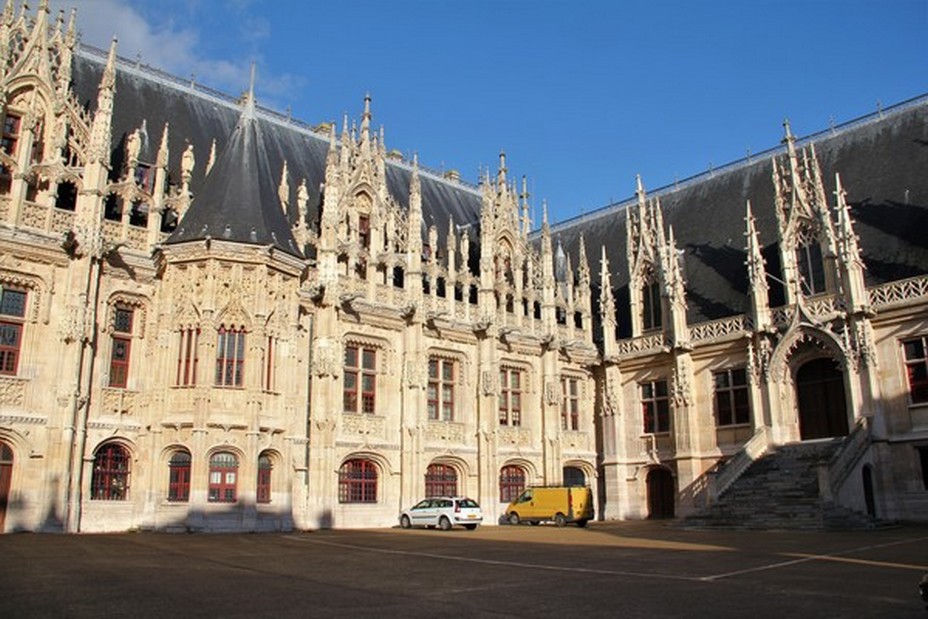 Palais de justice Rouen. La Maison sublime délimitée par les lignes blanches se trouve sous la cour et l'escalier est. .@ A Degon Palais de justice Rouen. La Maison sublime délimitée par les lignes blanches se trouve sous la cour et l'escalier est. .@ A Degon