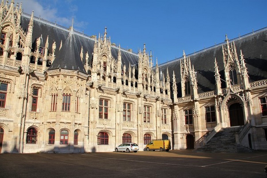 Palais de justice Rouen. La Maison sublime délimitée par les lignes blanches se trouve sous la cour et l'escalier est. .@ A Degon