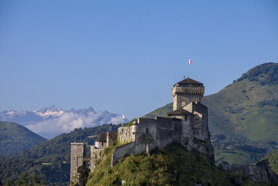 Le château fort ancien fief des Comtes de Bigorre domine la ville ©P. Vincent-OT Lourdes Le château fort ancien fief des Comtes de Bigorre domine la ville ©P. Vincent-OT Lourdes