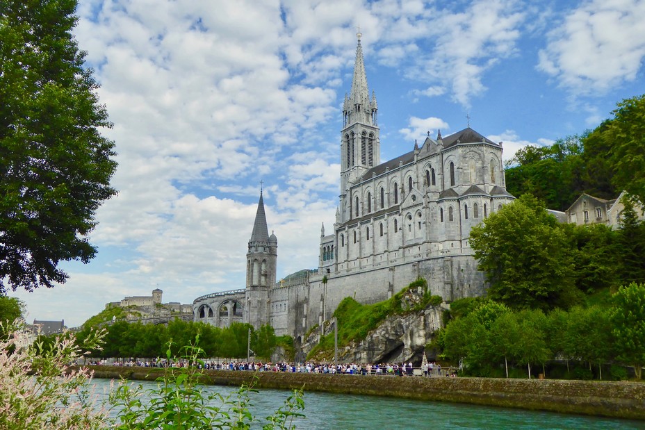 Basilique de l'Immaculée Conception construite sur la grotte.@C.Gary