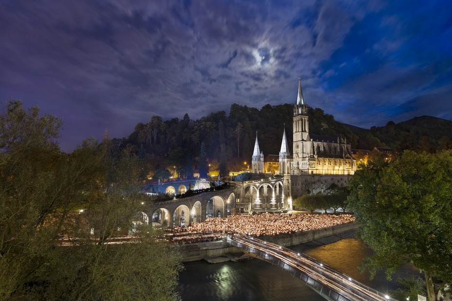 Procession aux flambeaux © P. Vincent - OT Lourdes Procession aux flambeaux © P. Vincent - OT Lourdes