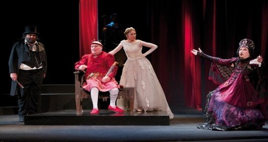 Une scène du "roi se meurt" actuellement au Théâtre Hébertot (Crédit photo Lot)