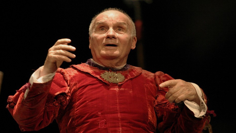 Michel Bouquet qui incarne avec brio le roi Béranger 1er dans la pièce de Ionesco "Le roi se meurt" actuellement au Théâtre Hébertot (Crédit Photo Lot)