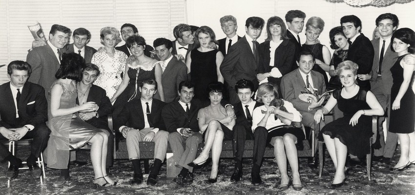 Le premier anniversaire du magazine « Disco Revue » est célébré dignement en 1962 par une kyrielle d’artistes. Ils entourent Jean-Claude Berthon. (Crédit photo : B. Lampard - J.L. Rancurel - Photothèque)