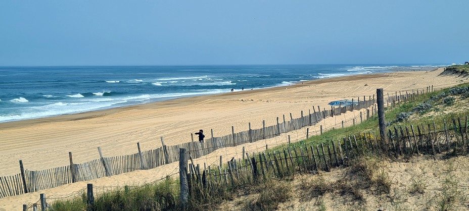 A partir des années 50, le surf est arrivée à Hossegor. Il existe un type de vague particulier appelées les « Beach break ». Ce sont des vagues qui se forment sur un sol sablonneux, mais qui s’ouvrent des deux côtés. Il est donc possible de surfer aussi bien à droite qu’à gauche.© David Raynal