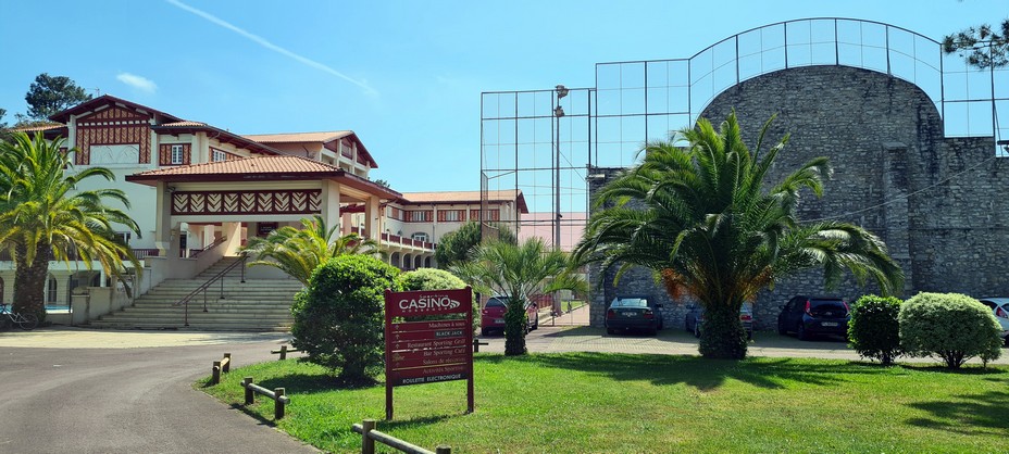 Henri Godbarge, architecte voua sa carrière au régionalisme. Il fut l'un des premiers théoriciens du style néobasque. Il construira en 1927-28 avec les frères Gomez le Sporting Casino à Soorts-Hossegor. Le but était de tout mélanger, les activités sportives, piscine, tennis, pelote basque avec les tables de jeu. Aujourd’hui ces complexes sportifs fonctionnent toujours l’été tandis que le casino est ouvert toute l’année @ David Raynal. Henri Godbarge, architecte voua sa carrière au régionalisme. Il fut l'un des premiers théoriciens du style néobasque. Il construira en 1927-28 avec les frères Gomez le Sporting Casino à Soorts-Hossegor. Le but était de tout mélanger, les activités sportives, piscine, tennis, pelote basque avec les tables de jeu. Aujourd’hui ces complexes sportifs fonctionnent toujours l’été tandis que le casino est ouvert toute l’année @ David Raynal.