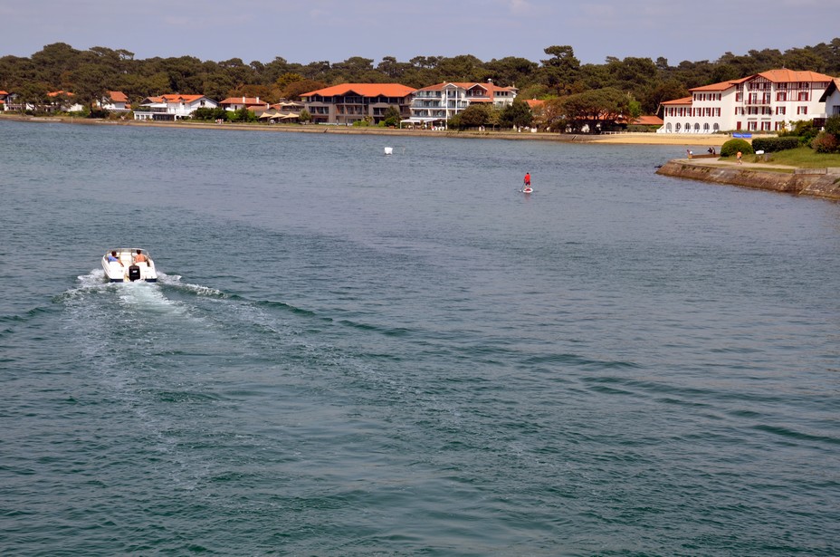 Le canal entre le lac d’Hossegor et la mer a donc été créé en 1876. Cela a permis de créer un effet de chasse entre le port de Cap Breton et le lac devenu marin d’Hossegor afin d'éviter les phénomènes d'ensablement. @ David Raynal. Le canal entre le lac d’Hossegor et la mer a donc été créé en 1876. Cela a permis de créer un effet de chasse entre le port de Cap Breton et le lac devenu marin d’Hossegor afin d'éviter les phénomènes d'ensablement. @ David Raynal.