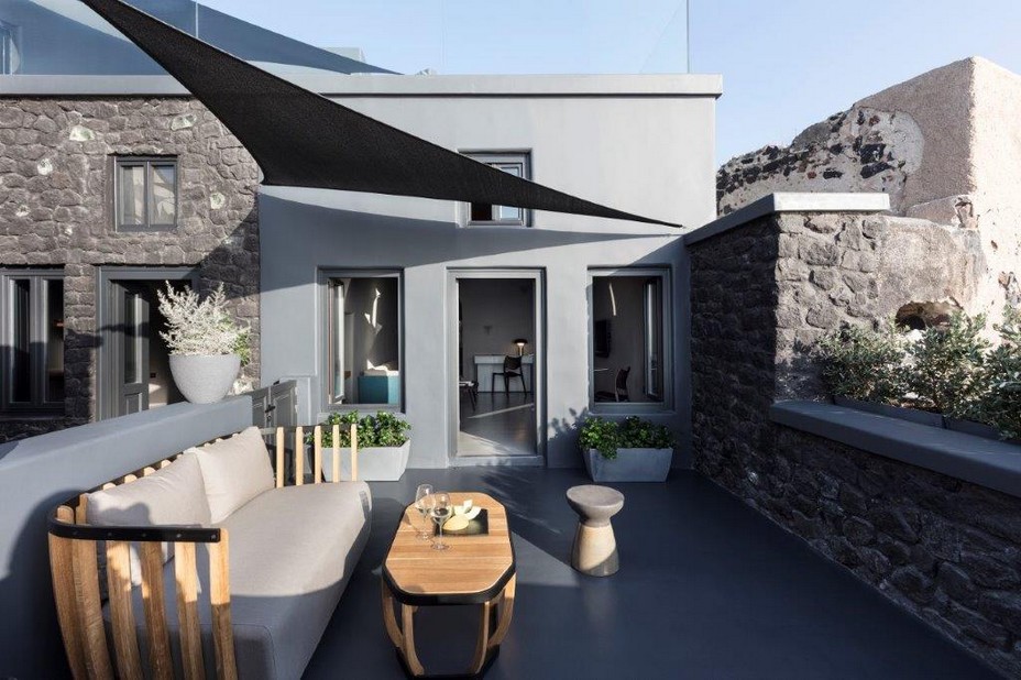terrasse d'une suite, mobilier collection Swing. Crédit Hôtel Kivotos Santorini-Kordakis