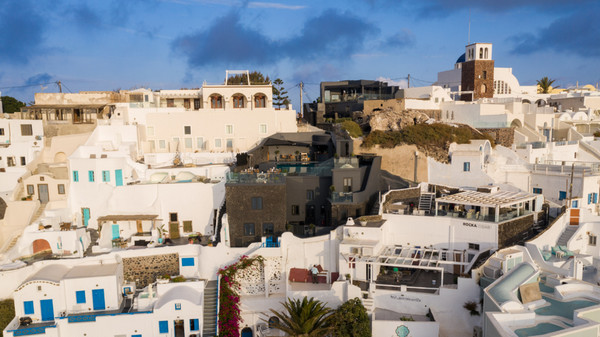 A Santorin, entre ciel et mer, un lieu hors du temps.