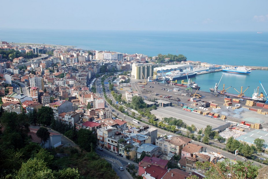 Vue sur la ville de Trabzon et son port. @ Näytä Kuinka/Wikipédia