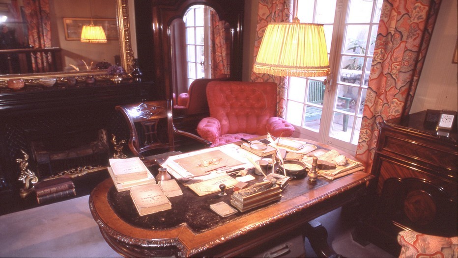 La table de travail dans la chambre de Clemenceau dans son appartement du seizième arrondissement à Paris devenu aujourd'hui un musée  (Crédit photo : S. Ageorges et musée Clemenceau AD)