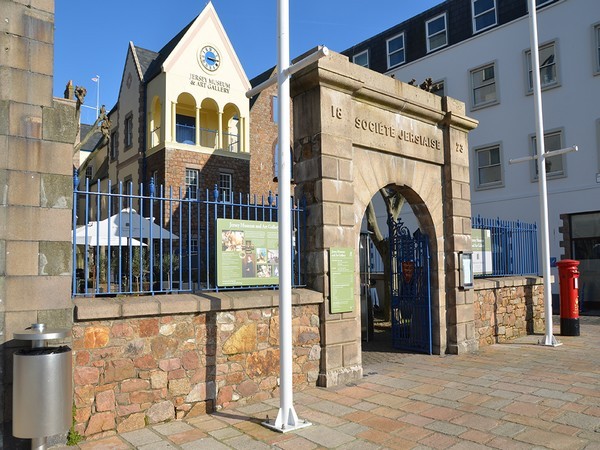 En plein centre du port de Saint-Helier, le Musée de Jersey accueille le plus grand trésor de pièces celtes jamais découvert. (Crédit photo David Raynal).