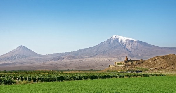 les plus vieilles caves à vin et les plus vieux flacons contenant de divins nectars ont été retrouvés dans l’actuelle Géorgie et en Arménie. Ici es vignobles au pied du Monastère de Khor Virap (Arménie) @ wilkipedia les plus vieilles caves à vin et les plus vieux flacons contenant de divins nectars ont été retrouvés dans l’actuelle Géorgie et en Arménie. Ici es vignobles au pied du Monastère de Khor Virap (Arménie) @ wilkipedia