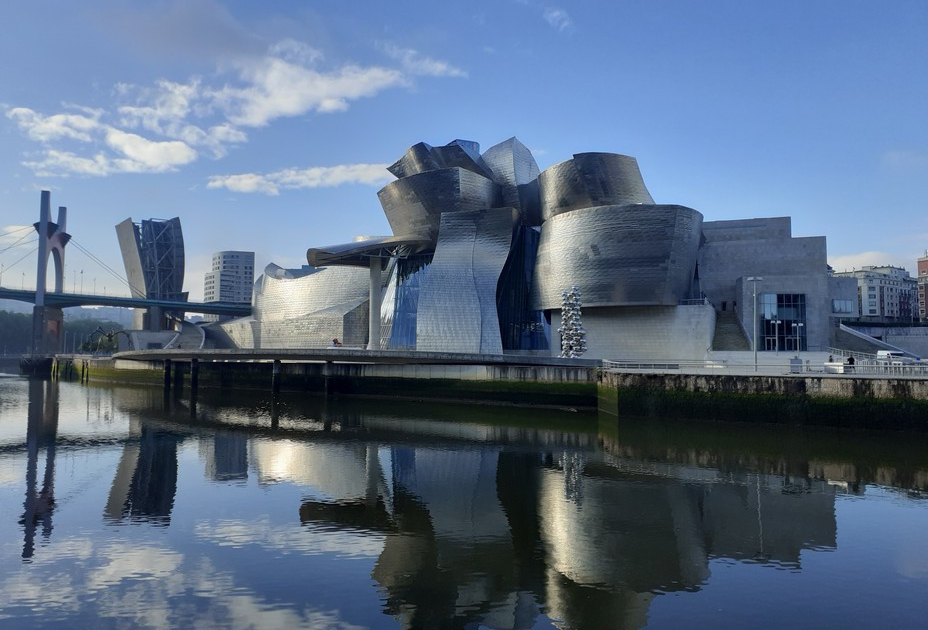 Le musée Guggenheim et son reflet dans la Ris @C.Gary Le musée Guggenheim et son reflet dans la Ris @C.Gary