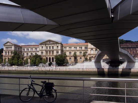 Constraste architecturaux sur la rive opposée au musée @DR