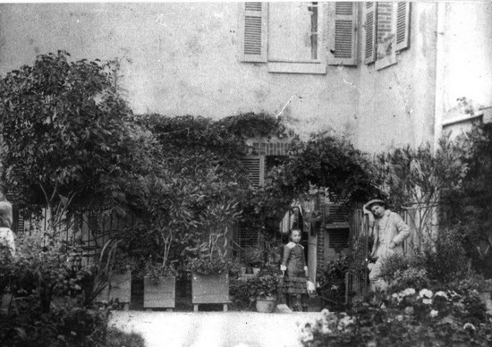 Colette et son jeune frère Léo dans le jardin-du-haut @ DTS Maison de Colette