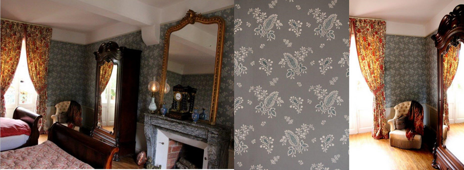 La chambre de Sido, détail du papier peint recréé par l'atelier d'Offard et côté chambre avec fauteuil. @ DR La chambre de Sido, détail du papier peint recréé par l'atelier d'Offard et côté chambre avec fauteuil. @ DR