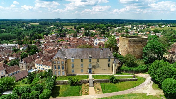 A Saint-Sauveur-en-Puisaye, une maison-livre