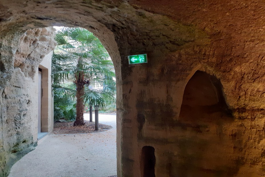 Troglos et sarcophages La chapelle médiévale @Anjoutourism