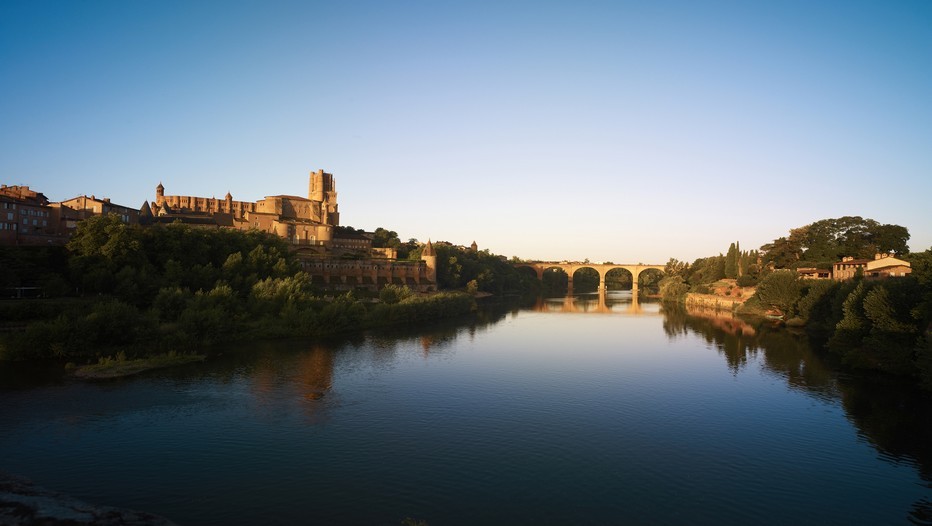 Albi : Au loin la Cité Episcopale avec en surplomb la cathédrale (crédit photo O.T. du Tarn) Albi : Au loin la Cité Episcopale avec en surplomb la cathédrale (crédit photo O.T. du Tarn)