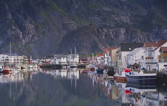 Le port dans l'archipel des Lofoten où s'amarrent les chalutiers avant de reprendre la pêche du skrei (Crédit photo Tourism Norway)