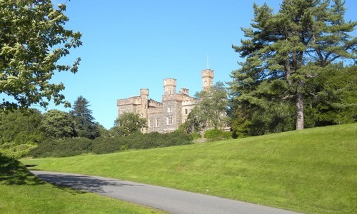 Musique celte live dans le domaine du château de Lewis (Crédit photo DR)