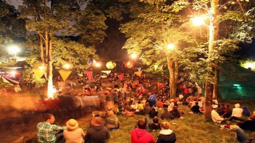 Wilderness, un festival destiné à ceux qui veulent plus que de la musique et propose du théâtre, des débats, des sorties à cheval, un spa et de la haute gastronomie élaborée par le chef Yotam Ottolenghi.(Crédit photo www.wildernessfestival.com)