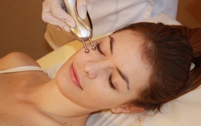 CosmeLed, une technique de raffermissement de la peau grâce à une approche ciblée de la Photomodulation par LED qui permet de retrouver une peau lumineuse et ferme sans avoir recours au bistouri. (Crédit photo DR) CosmeLed, une technique de raffermissement de la peau grâce à une approche ciblée de la Photomodulation par LED qui permet de retrouver une peau lumineuse et ferme sans avoir recours au bistouri. (Crédit photo DR)