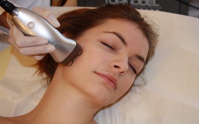 Une petite tête rotative équipée de 540 micro-aiguilles en titane dont le passage sur le visage stimule les cellules en profondeur et favorise l’application du sérum CosmeLed  (Crédit photo DR)