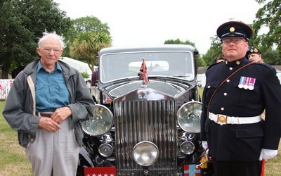 Après 70 ans, lors d’un rassemblement organisé par le War and Peace Revival, le plus grand salon de véhicules militaires de collectionneurs du monde,  Derek Butterworth 91 ans  retrouve pour la première fois la Rolls Royce  qu’il avait sauvé à Berlin en 1944.(Crédit photo DR)