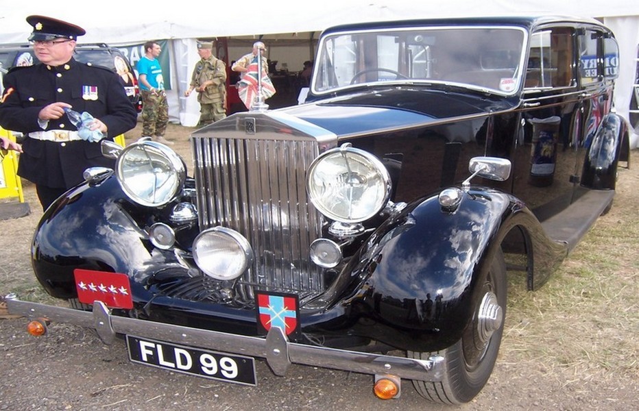 Après 70 ans, lors d’un rassemblement organisé par le War and Peace Revival, le plus grand salon de véhicules militaires de collectionneurs du monde, Derek Butterworth, qui a quitté l'armée, vient de retrouver pour la première fois la Rolls Royce qu’il avait sauvé à Berlin en 1944 (Crédit photo.warandpeacerevival.co.uk/)