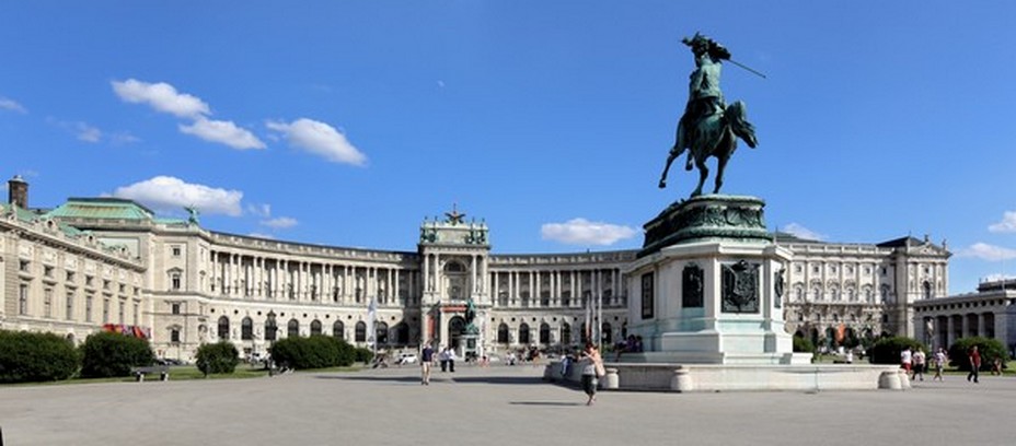 la Hofburg, palais royal dont le début de la construction remonte au XIIIème siècle @wikipedia la Hofburg, palais royal dont le début de la construction remonte au XIIIème siècle @wikipedia