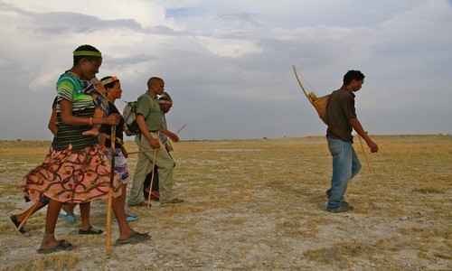Un petit groupe de Bushmen surgit de nulle part, à pied sur une terre ocre sans fin. (Crédit photo Patrick Cros) Un petit groupe de Bushmen surgit de nulle part, à pied sur une terre ocre sans fin. (Crédit photo Patrick Cros)