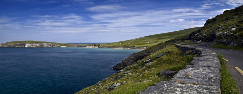 le Wild Atlantic Way irlandais  : 2500 kilomètres du sud au nord, de Cork au Donegal, la plus longue route côtière au monde, siglée avec des panneaux spécifiques (ww) pour que le voyageur automobiliste ne se perde pas à la découverte de ces paysages somptueux. (Crédit photo André Degon)