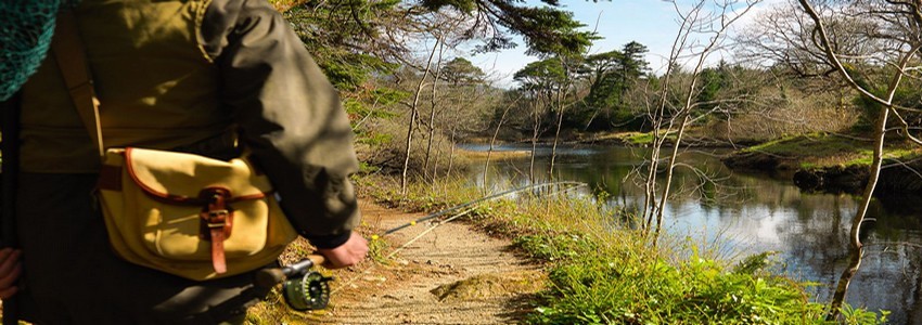 Bâti sur la rivière du même nom, au cœur d’une végétation luxuriante, Ballynahinch Castle Estate accueille aussi bien les pêcheurs que les randonneurs où tout simplement les amoureux de la nature (Crédit photo DR) Bâti sur la rivière du même nom, au cœur d’une végétation luxuriante, Ballynahinch Castle Estate accueille aussi bien les pêcheurs que les randonneurs où tout simplement les amoureux de la nature (Crédit photo DR)