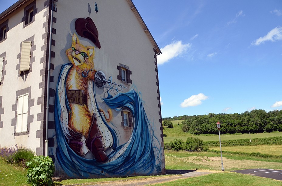 Des chats géants dans le centre-bourg de Gouttières. Ici une représentation du Chat Botté de Charles Perrault (1628-1703) @ David Raynal Des chats géants dans le centre-bourg de Gouttières. Ici une représentation du Chat Botté de Charles Perrault (1628-1703) @ David Raynal