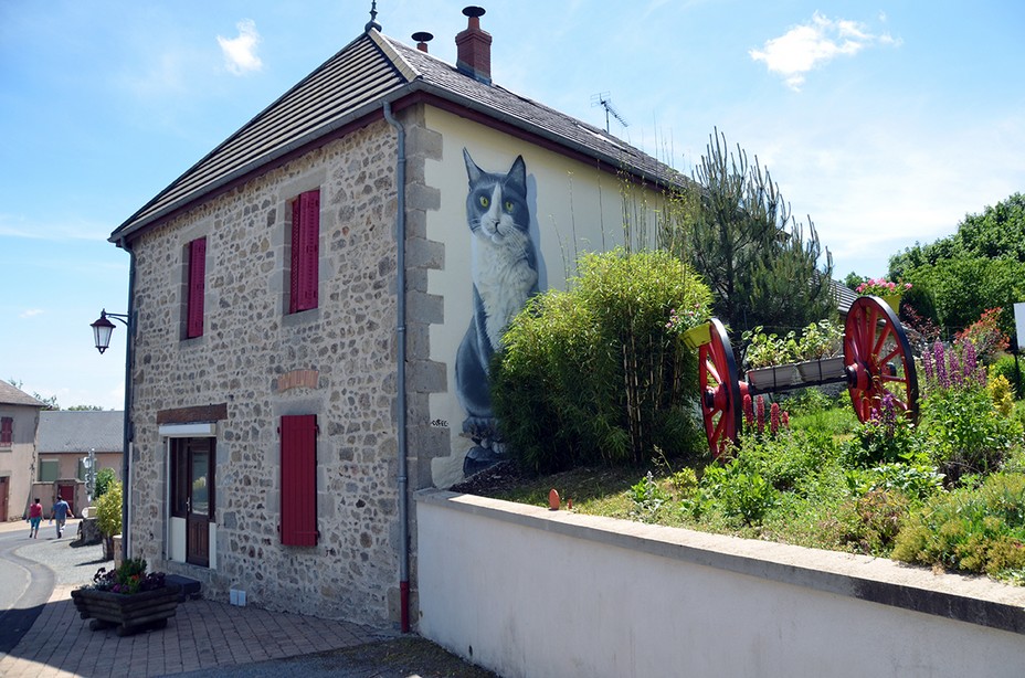 Des chats géants dans le centre-bourg de Gouttières