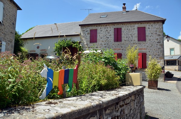 Des chats géants dans le centre-bourg de Gouttières