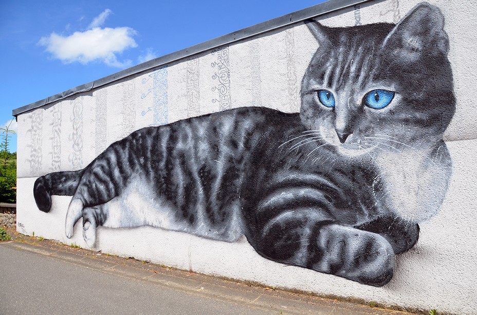 Des chats géants dans le centre-bourg de Gouttières