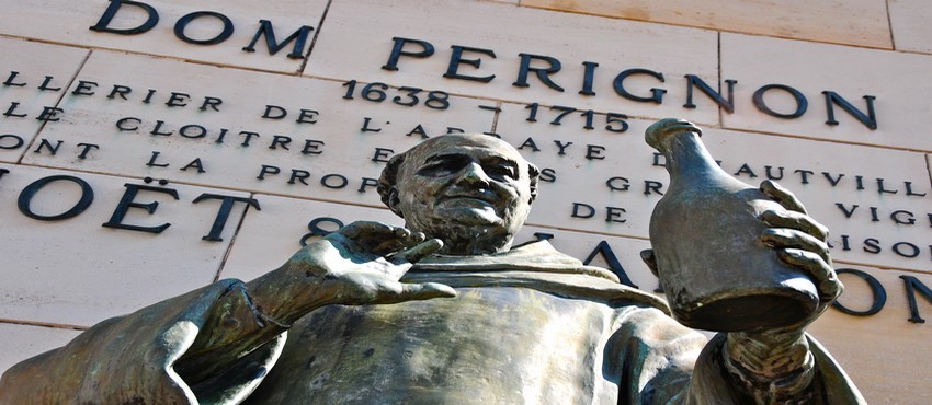 A Epernay la statue de Dom Perignon. Pierre Pérignon, dit dom Pérignon, est un moine bénédictin (Sainte-Menehould, 1639 - Abbaye Saint-Pierre d'Hautvillers, 24 septembre 1715) qui a importé de Limoux (Languedoc) la méthode de la prise de mousse du vin dite "méthode champenoise"  (© CRTCA)