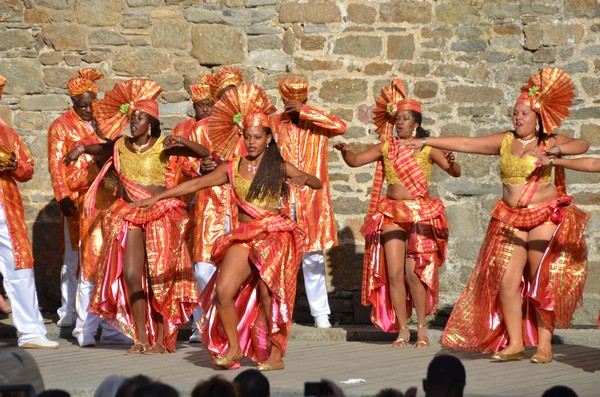 Danseuses guadeloupéennes au pied du chateau de la ville close de Saint-Malo @ David Raynal