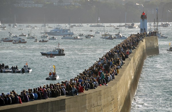 La foule agglutinée au passage des bateaux sur le môle des Noires @ David Raynal