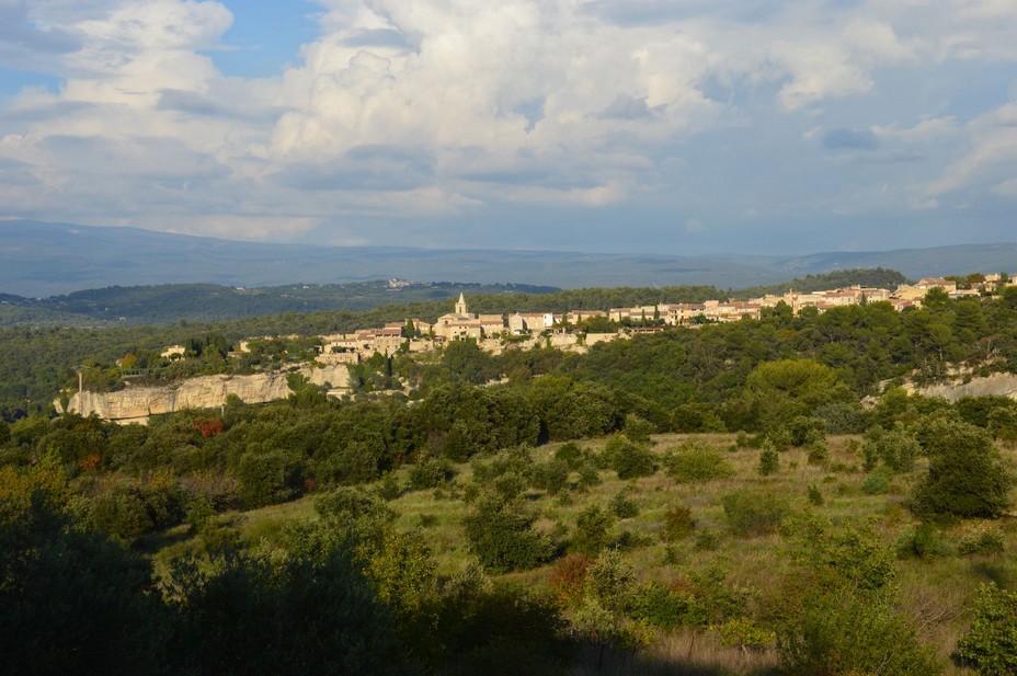 Vue sur le village perché de Venasque @Ventoux Provence Tourisme