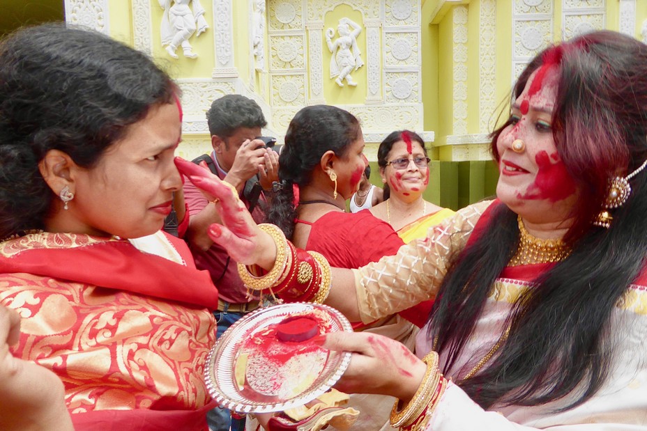 Vêtues de leurs plus beaux saris rouges les femmes se retrouvent dans le temple dédié à la déesse et s’appliquent les unes aux autres sur le visage le kukum. @C.Gary Vêtues de leurs plus beaux saris rouges les femmes se retrouvent dans le temple dédié à la déesse et s’appliquent les unes aux autres sur le visage le kukum. @C.Gary